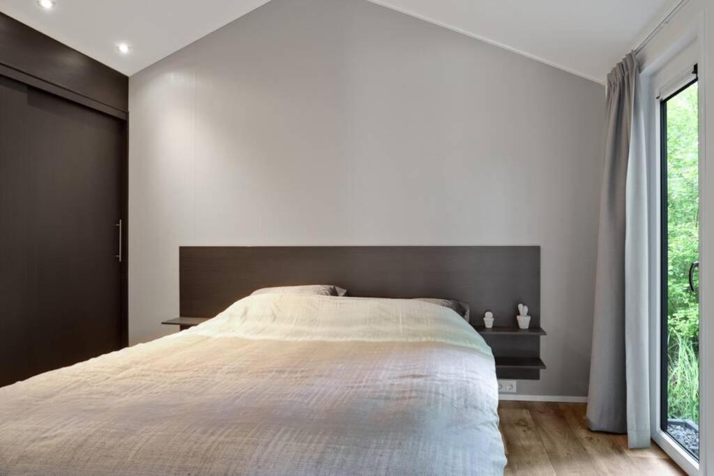 Luxe Chalet In Oosterwolde In Friesland, Op Rustig Park Met Uitzicht Op Meer En Strandje 외부 사진