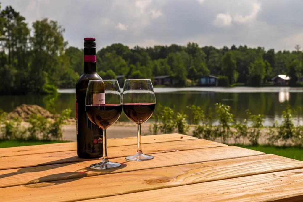 Luxe Chalet In Oosterwolde In Friesland, Op Rustig Park Met Uitzicht Op Meer En Strandje 외부 사진