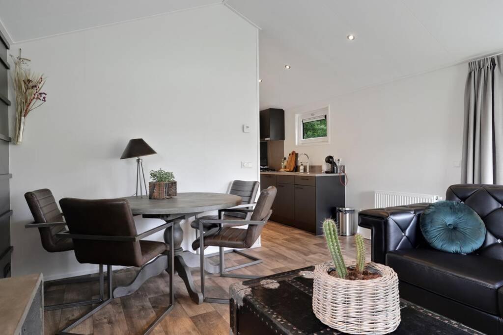 Luxe Chalet In Oosterwolde In Friesland, Op Rustig Park Met Uitzicht Op Meer En Strandje 외부 사진