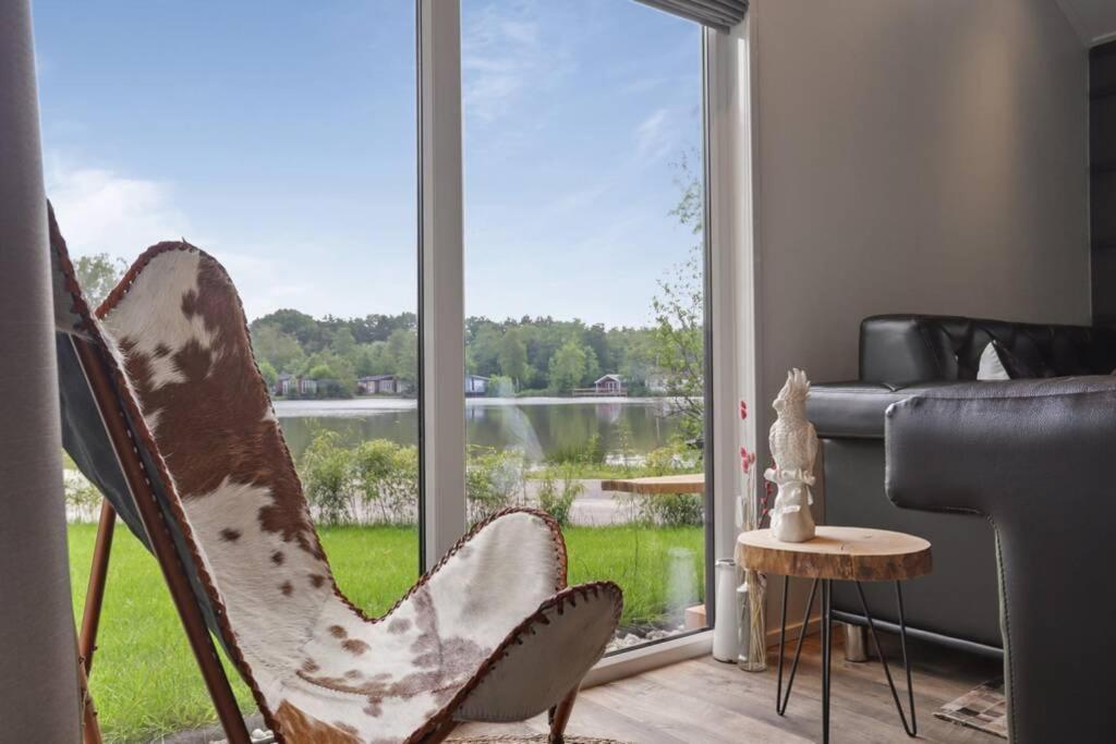 Luxe Chalet In Oosterwolde In Friesland, Op Rustig Park Met Uitzicht Op Meer En Strandje 외부 사진