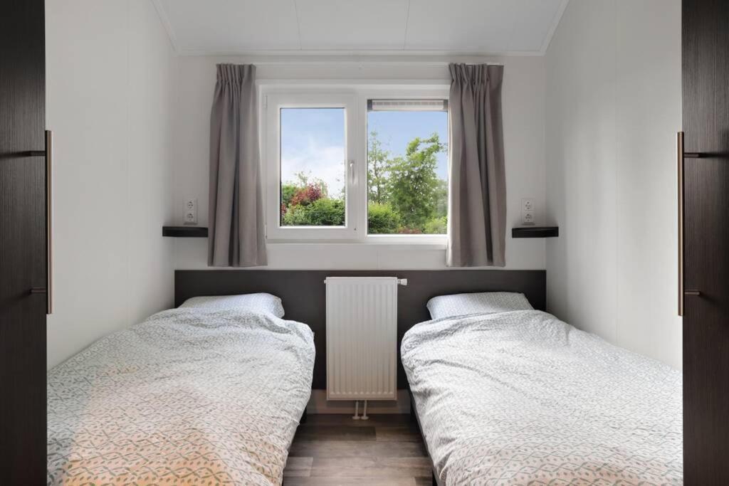 Luxe Chalet In Oosterwolde In Friesland, Op Rustig Park Met Uitzicht Op Meer En Strandje 외부 사진