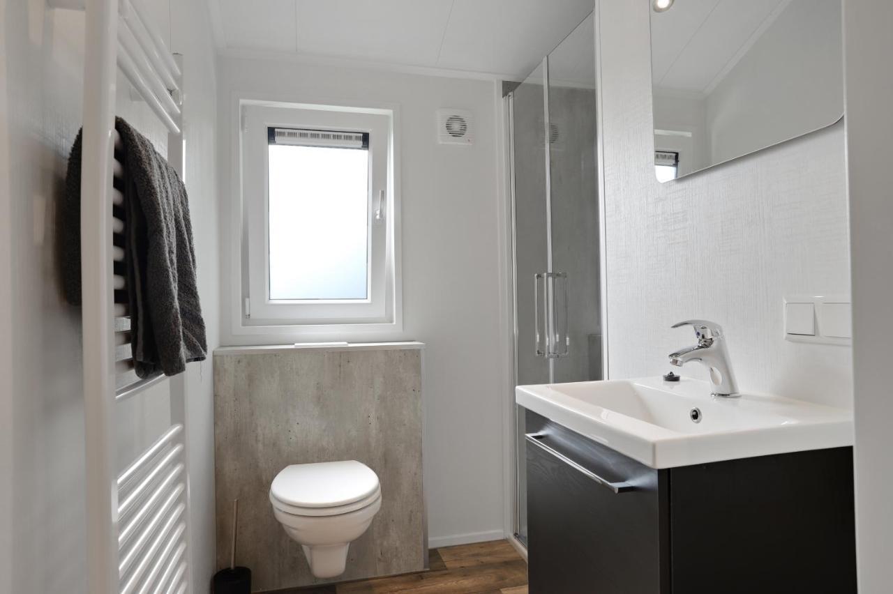 Luxe Chalet In Oosterwolde In Friesland, Op Rustig Park Met Uitzicht Op Meer En Strandje 외부 사진